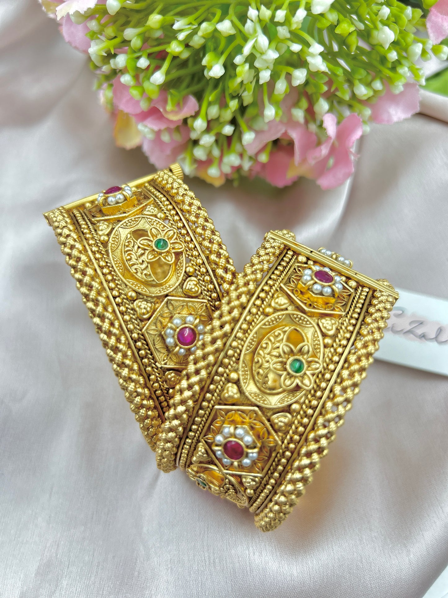 Samantha Kada Pair : Screw Opening Mechanism