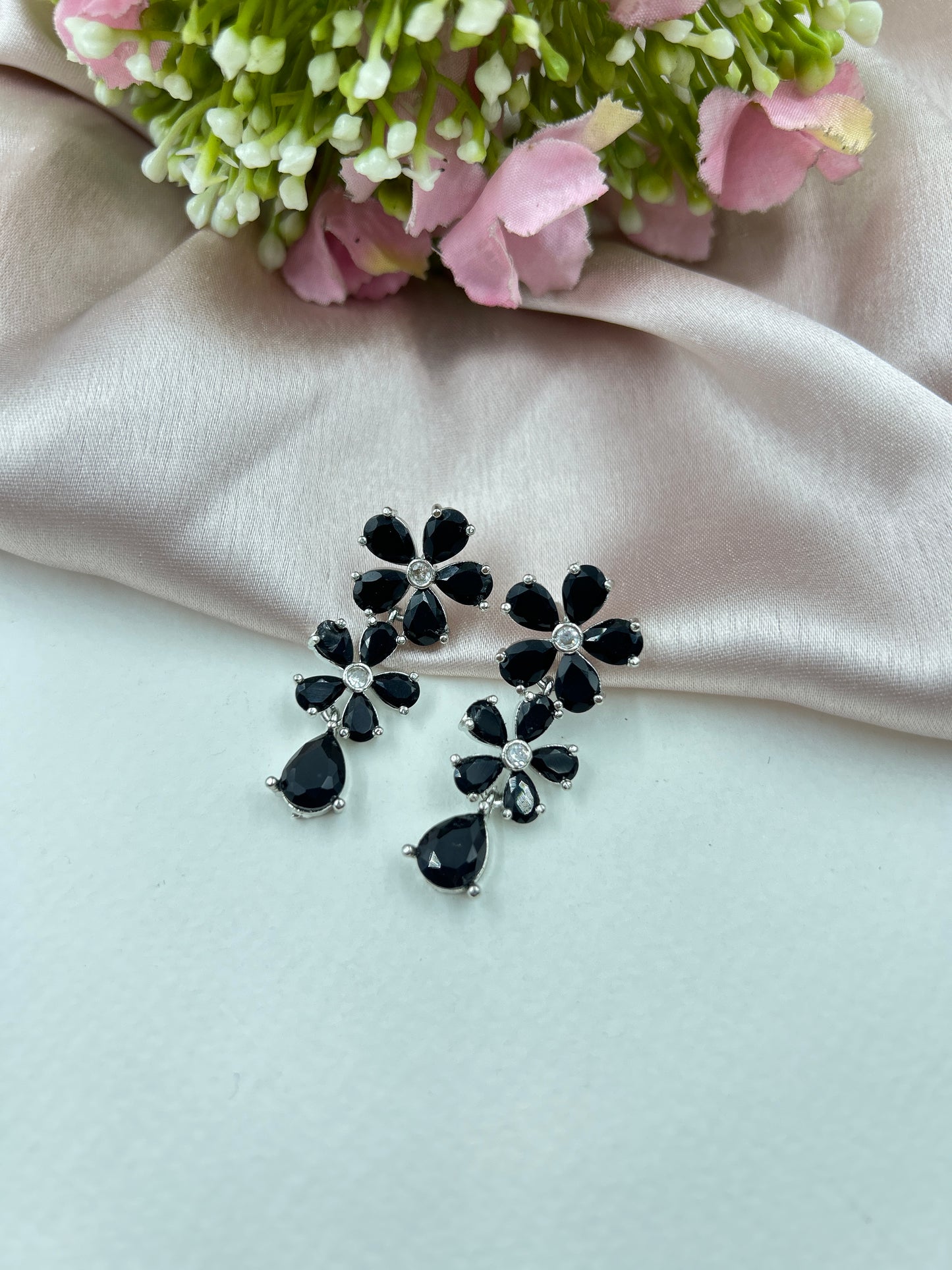 Bouquet Earrings : Navy Blue